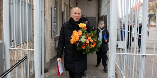 Hubertus Knabe, Vorstand und Direktor der Gedenkstätte Hohenschönhausen, kommt zur Gedenkstätte und will dort seine Arbeit aufnehmen