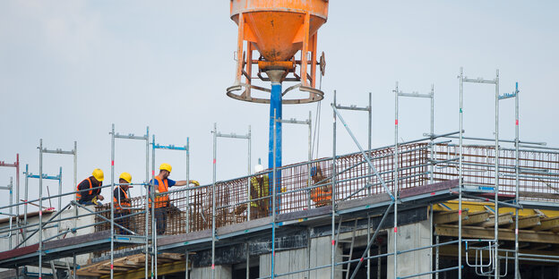 Hamburg: Bauarbeiter arbeiten auf einer Baustelle in der Hafencity. Hamburg: Bauarbeiter arbeiten auf einer Baustelle in der Hafencity.