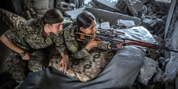 Zwei Soldatinnen der Frauenverteidigungseinheiten (Women's Protection Units , YPJ) visieren am 12.08.2017 während der Kämpfe mit der Terrormiliz Islamischer Staat (IS) in Rakka (Syrien) Ziele an. Zwei Soldatinnen der Frauenverteidigungseinheiten (Women's Protection Units , YPJ) visieren am 12.08.2017 während der Kämpfe mit der Terrormiliz Islamischer Staat (IS) in Rakka (Syrien) Ziele an.