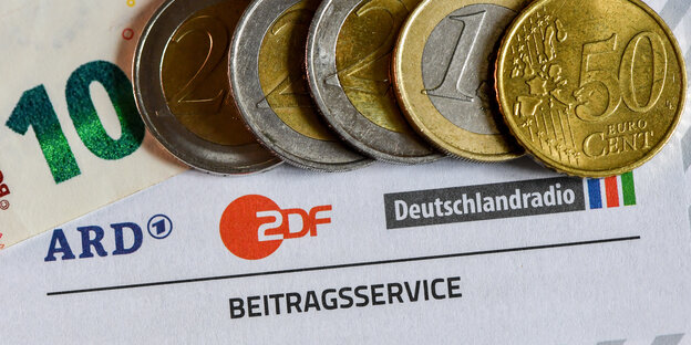 17,50 Euro liegen in Scheinen und Münzen auf einem Zettel des "Beitragservices" 17,50 Euro liegen in Scheinen und Münzen auf einem Zettel des "Beitragservices"