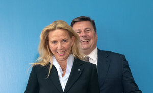 Eine Frau und ein mann stehen vor einen blauen Wand Eine Frau und ein mann stehen vor einen blauen Wand