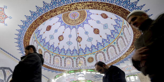 Männer in Moschee Männer in Moschee