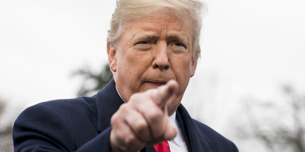 Donald Trump zeigt auf die Kamera Donald Trump zeigt auf die Kamera