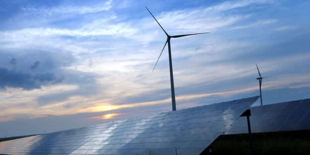 Solarzellen sind vor dem Abendhimmel zu sehen Solarzellen sind vor dem Abendhimmel zu sehen