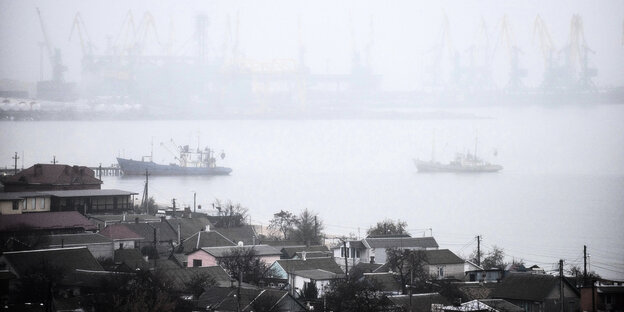 Im Asowschen Meer ist ein Hafen im Nebel zu sehen Im Asowschen Meer ist ein Hafen im Nebel zu sehen