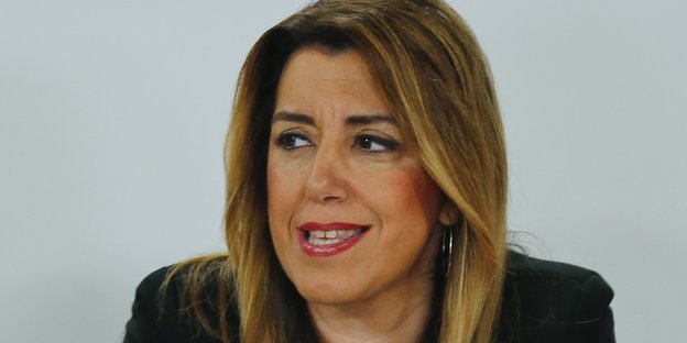 Die andalusische PSOW-Chefin Susana Díaz spricht in ein Mikrofon Die andalusische PSOW-Chefin Susana Díaz spricht in ein Mikrofon