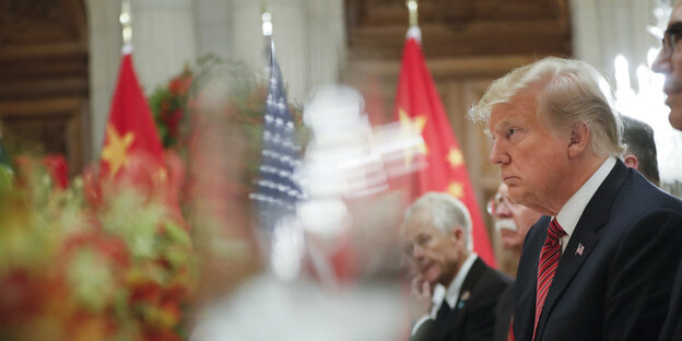 Trump hört Xis Rede zu Trump hört Xis Rede zu
