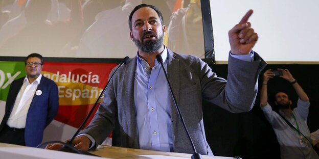 Spaniens Rechtsradikalen-Chef Santiago Abascal gestikuliert Spaniens Rechtsradikalen-Chef Santiago Abascal gestikuliert