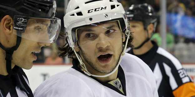 Der kanadische Eishockey Spieler Daniel Carcillo auf der Eisfläche für die Pittsburgh Penguins Der kanadische Eishockey Spieler Daniel Carcillo auf der Eisfläche für die Pittsburgh Penguins