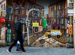 Eine mit Graffiti bemalte Hauswand Eine mit Graffiti bemalte Hauswand