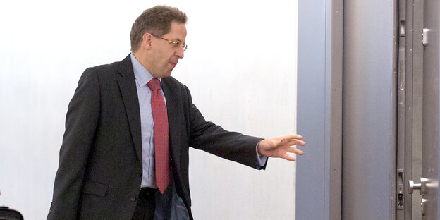 Hans-Georg Maaßen greift nach einem Türknauf Hans-Georg Maaßen greift nach einem Türknauf