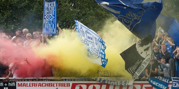 Rauchtöpfe sorgen für farbigen Rauch in der Oldenburger Fankurve Rauchtöpfe sorgen für farbigen Rauch in der Oldenburger Fankurve