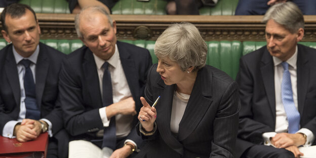 Die britische Premierministerin Theresa May inmitten von Abgeordneten Die britische Premierministerin Theresa May inmitten von Abgeordneten