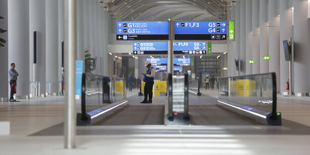 Ein Bauarbeiter steht in einem Terminal am neuen Flughafen von Istanbul Ein Bauarbeiter steht in einem Terminal am neuen Flughafen von Istanbul