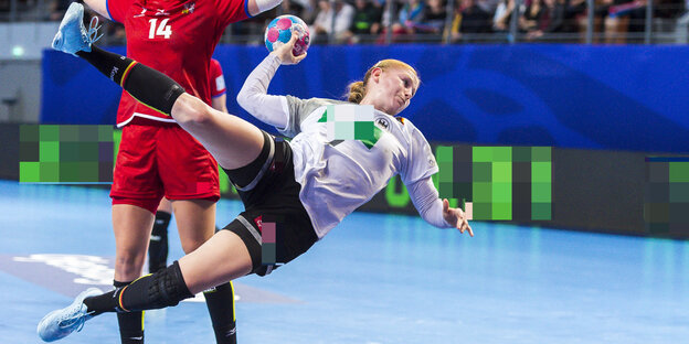 Eine Handballerin wirft Eine Handballerin wirft