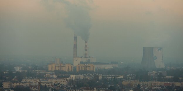 Eine Fabrik stößt Rauch in die Luft der Stadt Krakau Eine Fabrik stößt Rauch in die Luft der Stadt Krakau