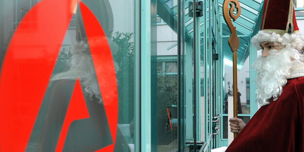 Ein Nikolaus geht in Augsburg (Schwaben) zur Bundesagentur für Arbeit Ein Nikolaus geht in Augsburg (Schwaben) zur Bundesagentur für Arbeit