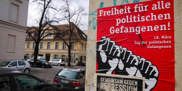 Plakat der Roten Hilfe für einen Protest zum Tag der politischen Gefangenen mit dem Aufruf „Freiheit für alle politischen Gefangenen!" Plakat der Roten Hilfe für einen Protest zum Tag der politischen Gefangenen mit dem Aufruf „Freiheit für alle politischen Gefangenen!"