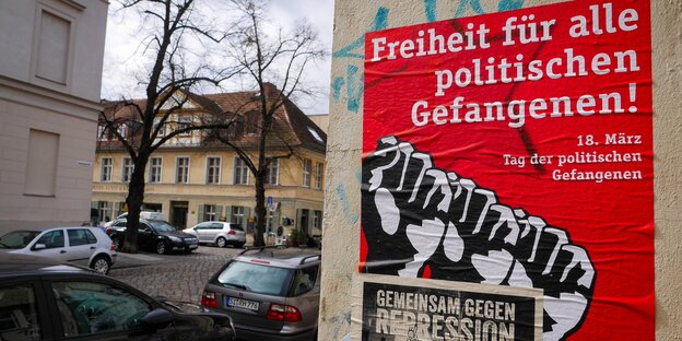 Plakat der Roten Hilfe für einen Protest zum Tag der politischen Gefangenen mit dem Aufruf „Freiheit für alle politischen Gefangenen!"