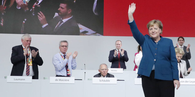 Bundeskanzlerin Angela Merkel winkt Bundeskanzlerin Angela Merkel winkt