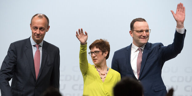 Firedrich Merz, Annegret Kramp-Karrenbauer und Jens Spahn winken zum Publikum Firedrich Merz, Annegret Kramp-Karrenbauer und Jens Spahn winken zum Publikum