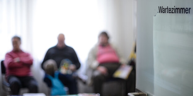 Patienten sitzen im Wartezimmer Patienten sitzen im Wartezimmer