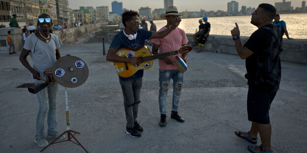 Straßenkünstler am Malecon in Havanna Straßenkünstler am Malecon in Havanna