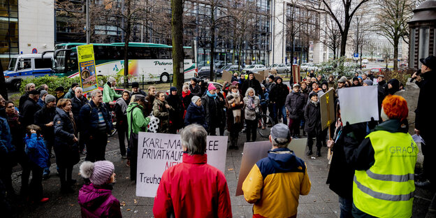 Menschen mit Protestschildern stehen gegenüber des Willy-Brandt-Hauses Menschen mit Protestschildern stehen gegenüber des Willy-Brandt-Hauses