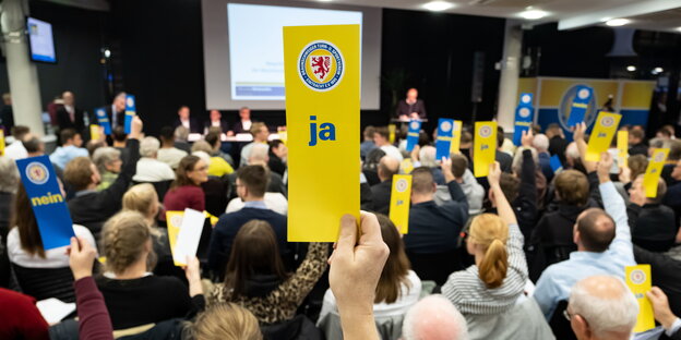 Abstimmung auf der Mitgliederversammlung von Eintracht Braunschweig. Abstimmung auf der Mitgliederversammlung von Eintracht Braunschweig.