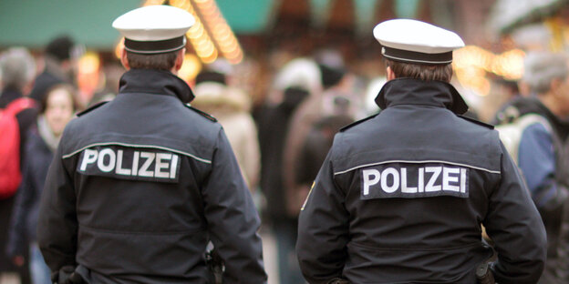 In Frankfurt laufen zwei Polizisten über den Weihnachtsmarkt In Frankfurt laufen zwei Polizisten über den Weihnachtsmarkt