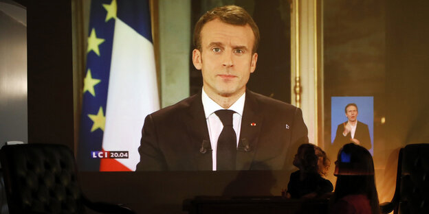 Ein Mann an der Leinwand. Es ist Frankreichs Präsident Emmanuel Macron Ein Mann an der Leinwand. Es ist Frankreichs Präsident Emmanuel Macron