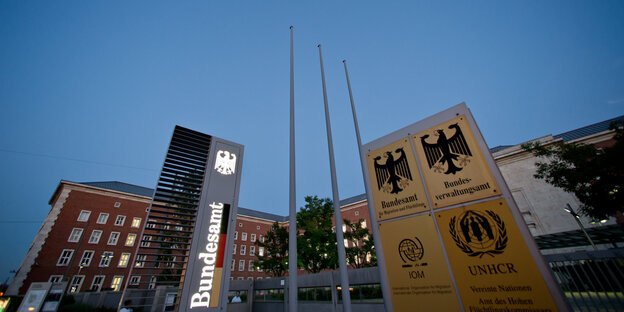 Das Bundesamt für Migration und Flüchtlinge in der Abenddämmerung Das Bundesamt für Migration und Flüchtlinge in der Abenddämmerung