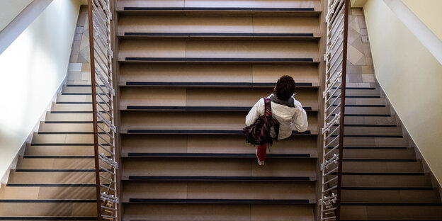 Eine Frau geht eine Treppe hoch. Es ist die Ärztin Kristina Hänel Eine Frau geht eine Treppe hoch. Es ist die Ärztin Kristina Hänel