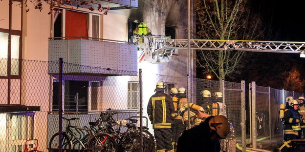 Feuerwehrleute stehen vor dem Ankerzentrum in Bamberg Feuerwehrleute stehen vor dem Ankerzentrum in Bamberg