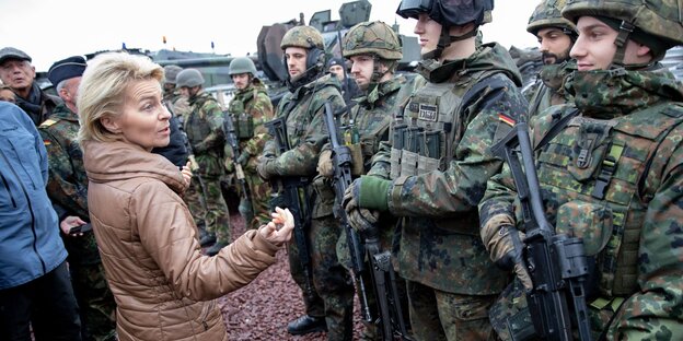 Bundesverteidigungsministerin Ursula von der Leyen (CDU) besucht deutsche Truppen bei dem Nato-Manöver Trident Juncture Bundesverteidigungsministerin Ursula von der Leyen (CDU) besucht deutsche Truppen bei dem Nato-Manöver Trident Juncture
