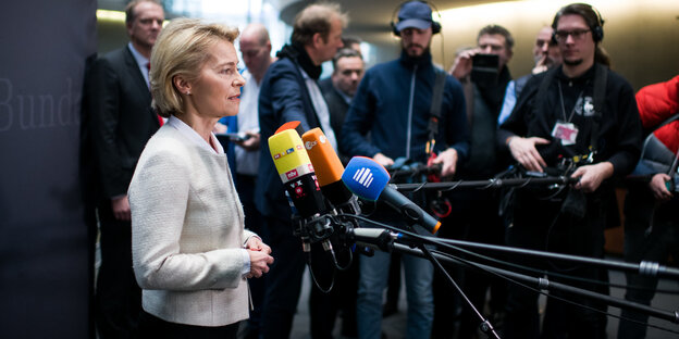Ursula von der Leyen steht vor zahlreichen Fernseh- und Hörfunkmikros Ursula von der Leyen steht vor zahlreichen Fernseh- und Hörfunkmikros