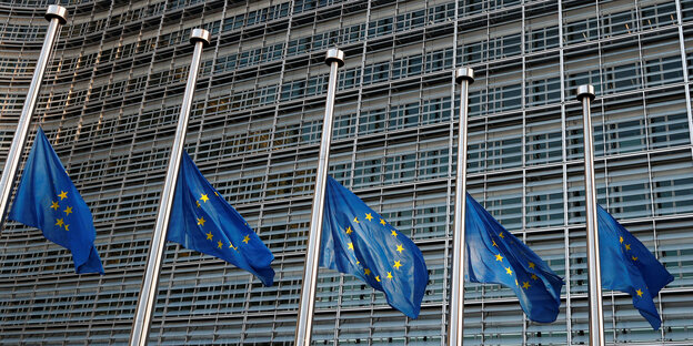 Fünf EU-Flaggen auf Halbmast vor der EU-Kommission Fünf EU-Flaggen auf Halbmast vor der EU-Kommission