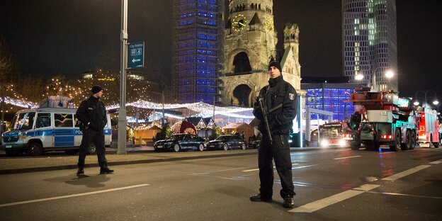 Polizisten am Breitscheidplatz in Berlin Polizisten am Breitscheidplatz in Berlin