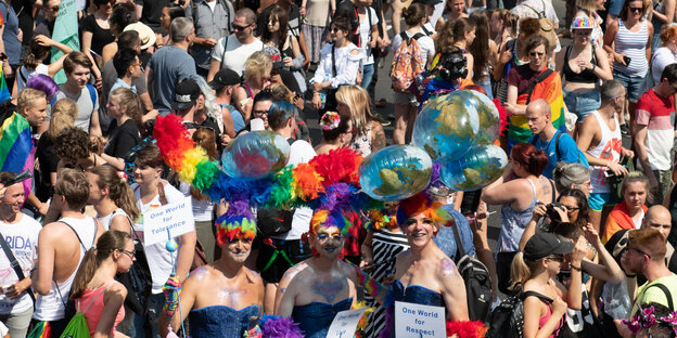 Eine bunte Menschenmenge beim Christopher Street Day Eine bunte Menschenmenge beim Christopher Street Day