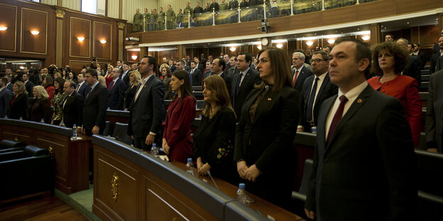 Abgeordnete im kosovarischen Parlament vor der Abstimmung über eine eigene Armee am Freitag vormittag Abgeordnete im kosovarischen Parlament vor der Abstimmung über eine eigene Armee am Freitag vormittag
