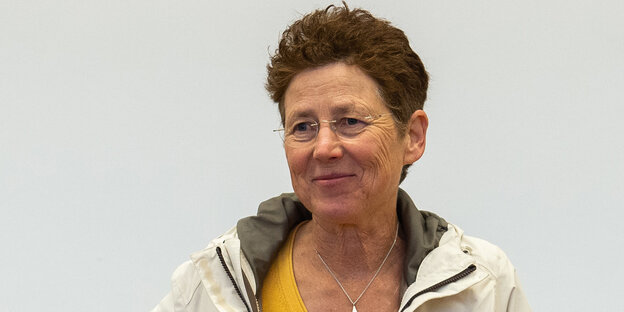 Die Ärztin Kristina Hänel vor einer weißen Wand im Gerichtssaal Gießen Die Ärztin Kristina Hänel vor einer weißen Wand im Gerichtssaal Gießen
