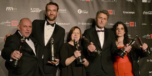 Regisseur Pawel Pawlikowski und sein Team zeigen die Trophäen für "Cold War" Regisseur Pawel Pawlikowski und sein Team zeigen die Trophäen für "Cold War"