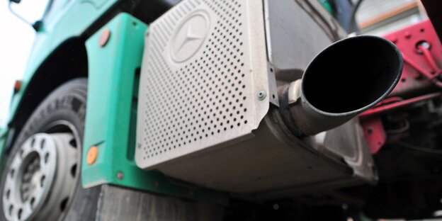 der Auspuff eines Lkw der Auspuff eines Lkw