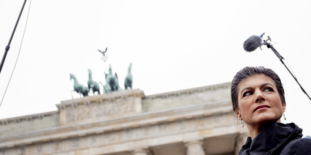 eine Frau vor dem Brandenburger Tor eine Frau vor dem Brandenburger Tor