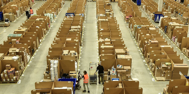 Abteile in einer riesigen Lagerhalle. Sie gehört zu Amazon Abteile in einer riesigen Lagerhalle. Sie gehört zu Amazon