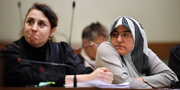 Seda Basay-Yildiz und ihre Mandantin Adile Simsek beim NSU-Prozess Seda Basay-Yildiz und ihre Mandantin Adile Simsek beim NSU-Prozess