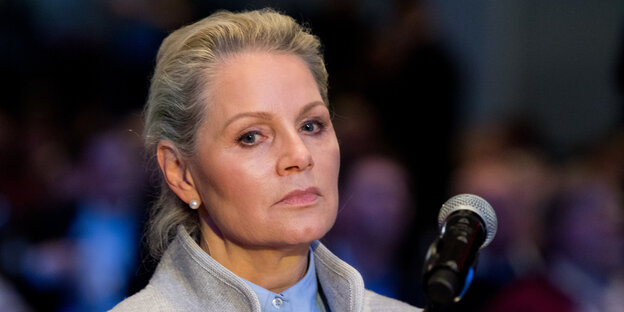 Doris von Sayn-Wittgenstein steht vor einem Mikro Doris von Sayn-Wittgenstein steht vor einem Mikro