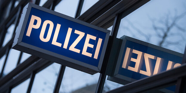 Der Schriftzug Polizei am 1. Polizeirevier auf der Zeil in Frankfurt Der Schriftzug Polizei am 1. Polizeirevier auf der Zeil in Frankfurt