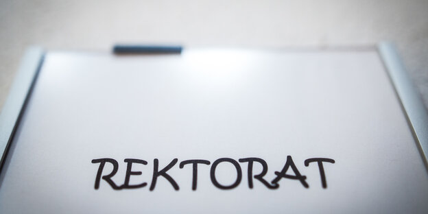 Eine Tafel mit dem Wort Rektorat Eine Tafel mit dem Wort Rektorat