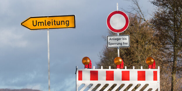 Eine Straßensperre steht auf der Bundestraße B83 im Landkreis Holzminden Eine Straßensperre steht auf der Bundestraße B83 im Landkreis Holzminden